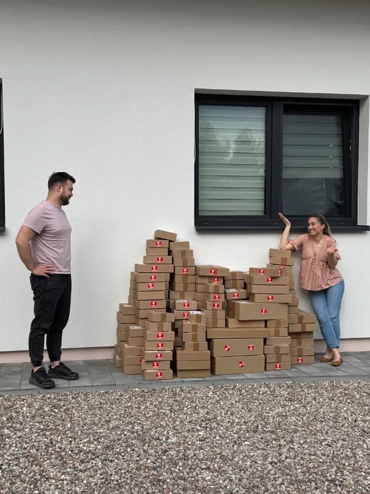 Nastka i Wiktor z paczkami przygotowanymi w pracowni Papierniczki