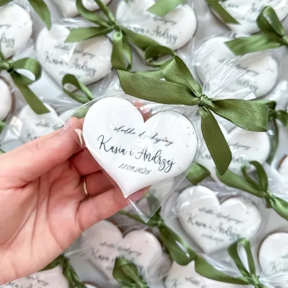 Personalizowane białe pierniki serca przygotowane na ślub